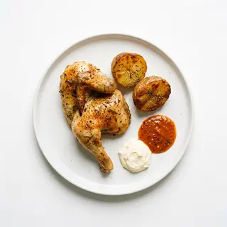 Pollo Asado Con 2 Patatas Y Salsa