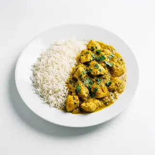 Pollo al curry con arroz blanco