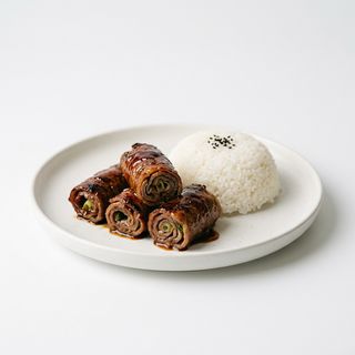 Rollito de ternera con arroz y salsa teriyaki