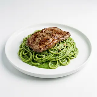 Tallarines Al Pesto Con Bisteck