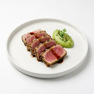 Tataki de atún con sésamo tostado, soja y guacamole