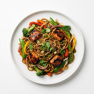 Wok Fideos Con Verduras, Salmón Tikka, Curry Verde Y Salsa Yakisoba