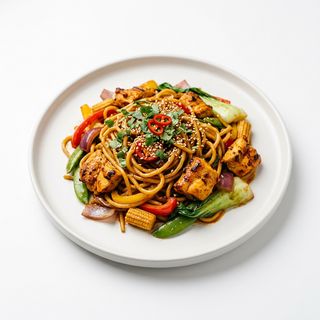 Wok Pasta Con Verduras, Pollo Tikka, Curry Rojo Y Salsa Tamarindo