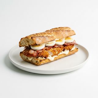 Bocadillo De Pollo Empanado + Salsa
