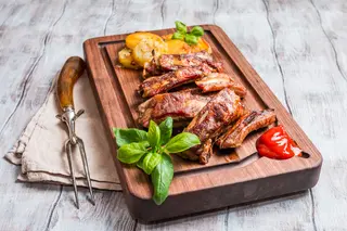 Tira De Costilla De Cerdo BBQ Con Patatas