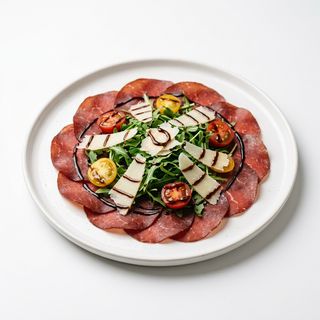 Carpaccio di bresaola, rucola, pomodorini