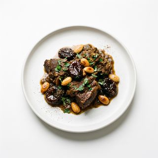 Tajine De Cordero Con Ciruelas Y Almendras (Ración)