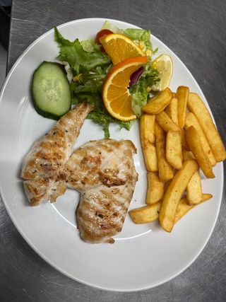 Filete De Pollo A La Brasa Con Patatas Y Ensalada