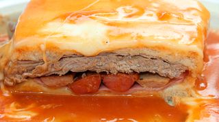 Sándwich De Pollo Con Bechamel Gratinado
