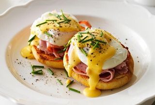 Huevos Benedictinos Con Pastrami