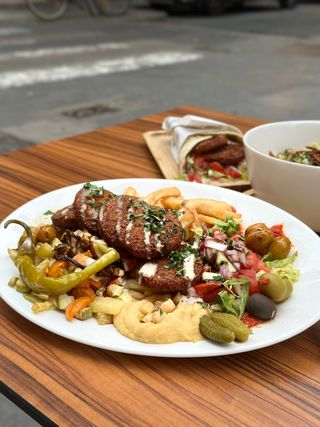 Plato De Falafel Con Patatas Y Ensalada (5 Uds.)