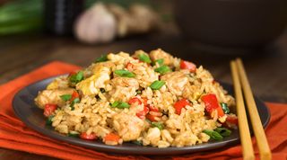 Arroz frito con pollo