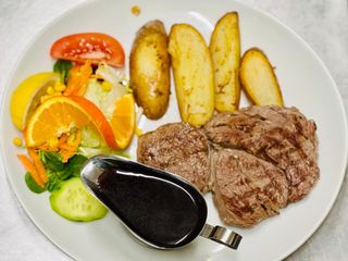 Entrecot Con Patatas Y Ensalada