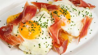 Ración De Huevos Rotos Con Jamón
