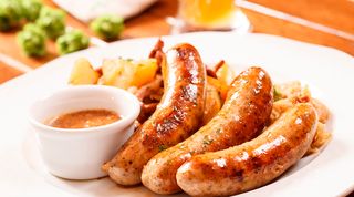 Plato De Salchichas Con Patatas Y Ensalada