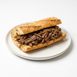 Bocadillo De Carne Mechada + Salsa