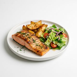 Salmón Con Patatas Y Ensalada