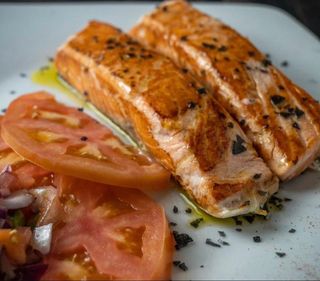 Salmón A La Plancha Con Verduras Salteadas
