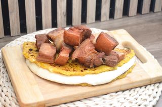Cachapa Con Torrezno Y Queso
