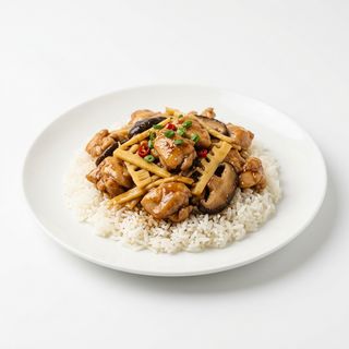 75.Pollo con bambú e funghi con riso bianco 双冬鸡肉盖饭