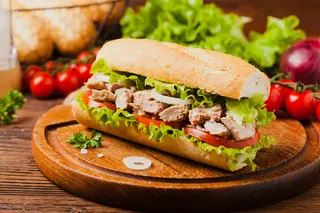 Bocadillo De Atún Y Anchoas