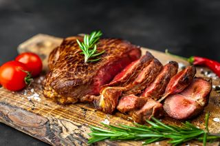 Tagliata con rughetta, grana e pomodoro pachino