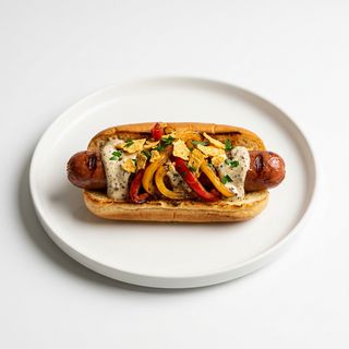 Wurstel, maionese al pepe nero, peperoni e nachos