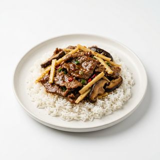 74.Manzo con bambú e funghi con riso bianco 双冬牛肉盖饭