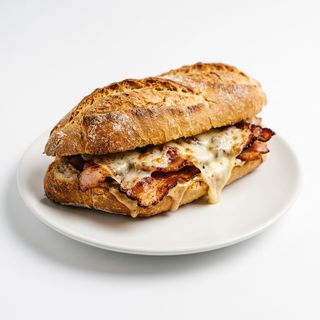 Bocadillo de Bacon + Queso + Salsa