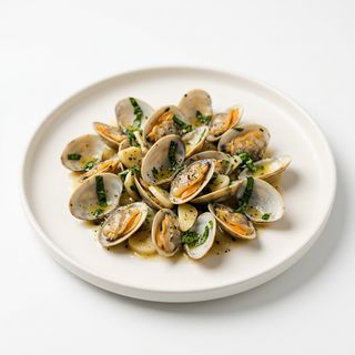 Coquinas salteado con ajo tierno