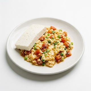 Huevos Pericos + Porción de Queso y arepa