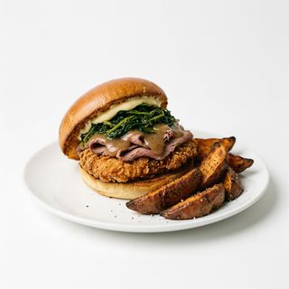 Roast beef, salsa gravy, patate dolci, friarielli, maionese