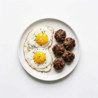 Sartén De 2 Huevos Con Bolitas De Carne Picada