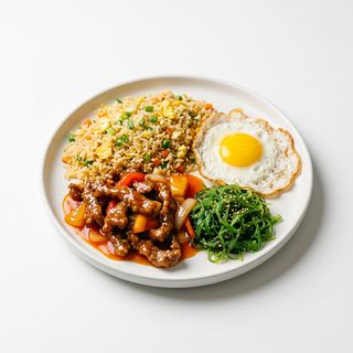 Arroz frito, ternera agridulce, huevo, ensalada algas