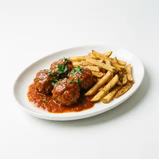 Albóndigas con tomate con papas fritas o ensalada