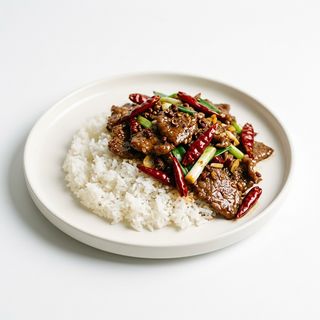68.Manzo piccante con riso bianco 辣子牛肉盖饭