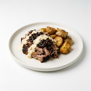 Pulled pork, patate al forno, salsa baconnaise, cipolla caramellata