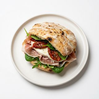 Puccia leccese con prosciutto crudo, mozzarella