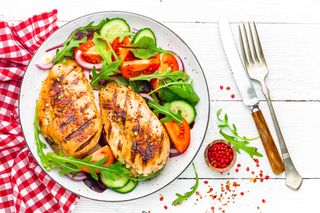 Pechuga De Pollo Plancha Con Ensalada