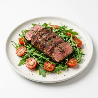 Ternera En Rodajas Con Rúcula Y Tomates Cherry Frescos