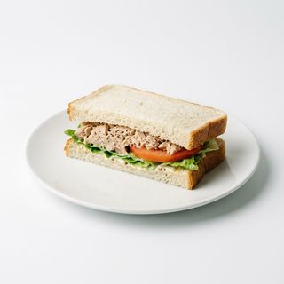 Sándwich vegetal con ensalada y atún