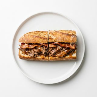 Bocadillo De Carne Mechada + Bacon + Salsa