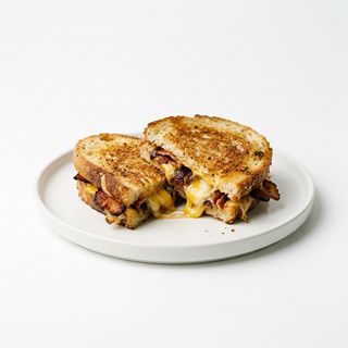Sándwich De Queso Con Bacon Y Cebolla
