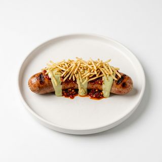 Wurstel, salsa harissa, crema di pistacchio e patate stick