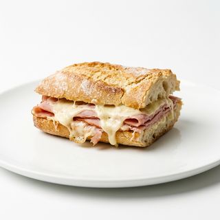 Bocadillo de jamón york y queso