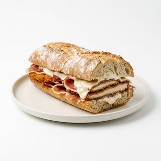 Bocadillo De Salchicha + Bacon + Salsa
