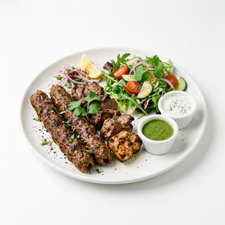 Platos De La Casa De Carne, Ensalada, Seekh Kebab Y Salsas
