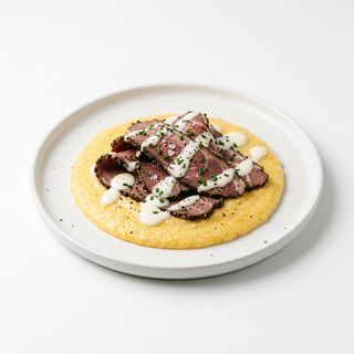 Pastrami De Oveja Con Polenta Y Salsa De Ajo