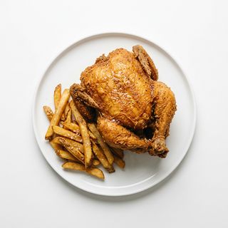 Pollo Frito Entero Con Guarnición