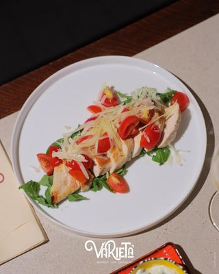 Tagliata di pollo, rucola, pomodorini e grana